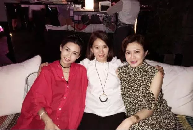 56歲關之琳濃妝出席派對,大美人打扮妖艷卻難掩老態~~~