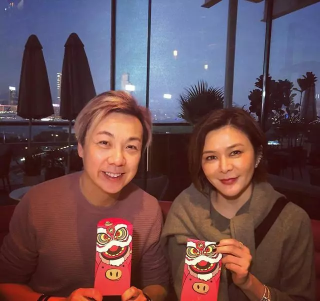 56歲關之琳濃妝出席派對,大美人打扮妖艷卻難掩老態~~~