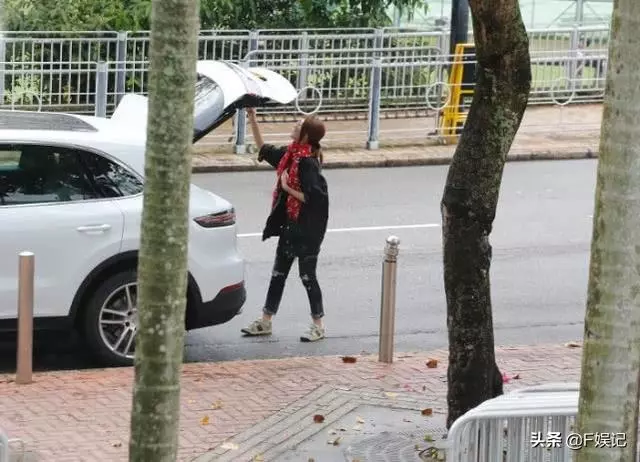 曾在感情路上跌跌撞撞,520李彩樺獲富豪老公送過百萬豪車,成闊太后開豪車買名牌手袋!