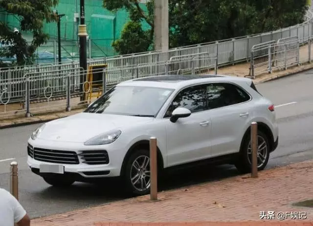 曾在感情路上跌跌撞撞,520李彩樺獲富豪老公送過百萬豪車,成闊太后開豪車買名牌手袋!