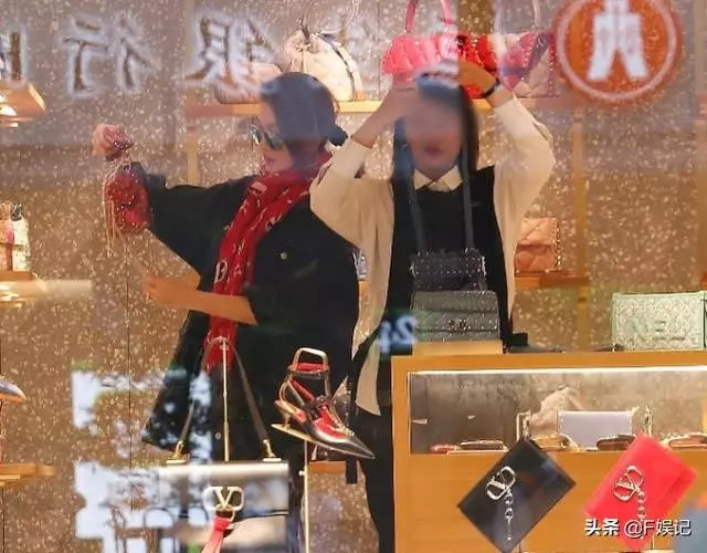 曾在感情路上跌跌撞撞,520李彩樺獲富豪老公送過百萬豪車,成闊太后開豪車買名牌手袋!