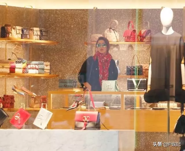 曾在感情路上跌跌撞撞,520李彩樺獲富豪老公送過百萬豪車,成闊太后開豪車買名牌手袋!