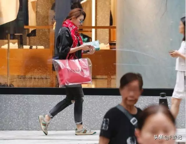 曾在感情路上跌跌撞撞,520李彩樺獲富豪老公送過百萬豪車,成闊太后開豪車買名牌手袋!