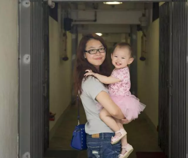 女兒吃肯德基,媽媽說不餓經理好心多送一份,收拾桌子愣住了