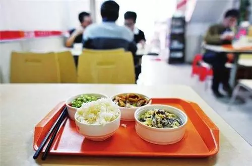 女兒吃肯德基,媽媽說不餓經理好心多送一份,收拾桌子愣住了