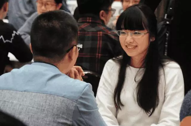 男子去相親,女子中途結帳離開,服務員一句話,讓男子難堪