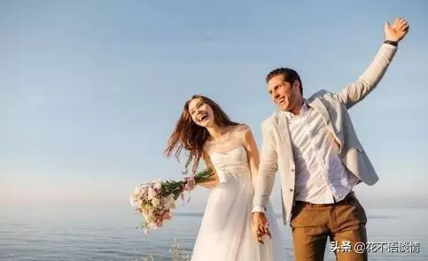弟弟要做生意,女子送三萬塊錢,門口聽到對話,他轉身離開了