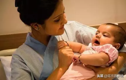 生下女兒,母親來伺候月子,無意中瞥到消息,母親勸她離婚