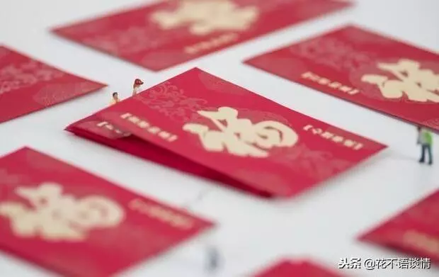 生下女兒,母親來伺候月子,無意中瞥到消息,母親勸她離婚
