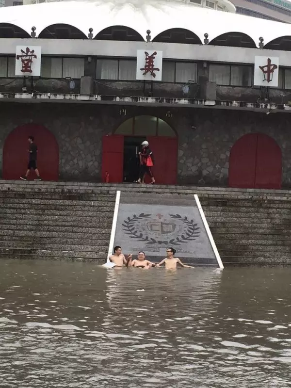 下暴雨輔大淹水!學生坐充氣船「嗨玩急流泛舟」 集體比YA「再打卡六福村」網笑:門票半年5萬