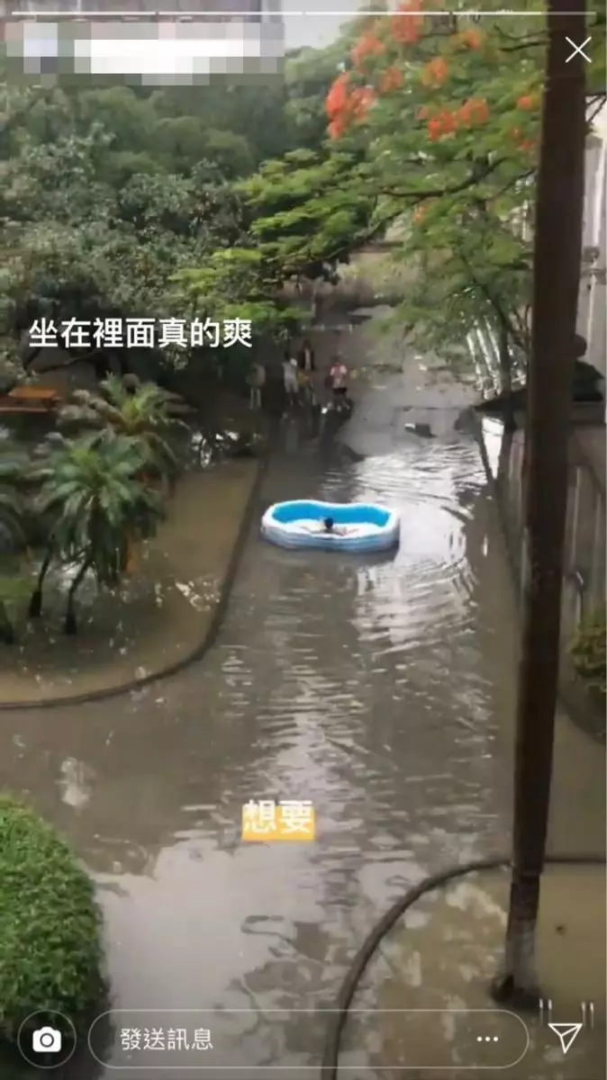 下暴雨輔大淹水!學生坐充氣船「嗨玩急流泛舟」 集體比YA「再打卡六福村」網笑:門票半年5萬