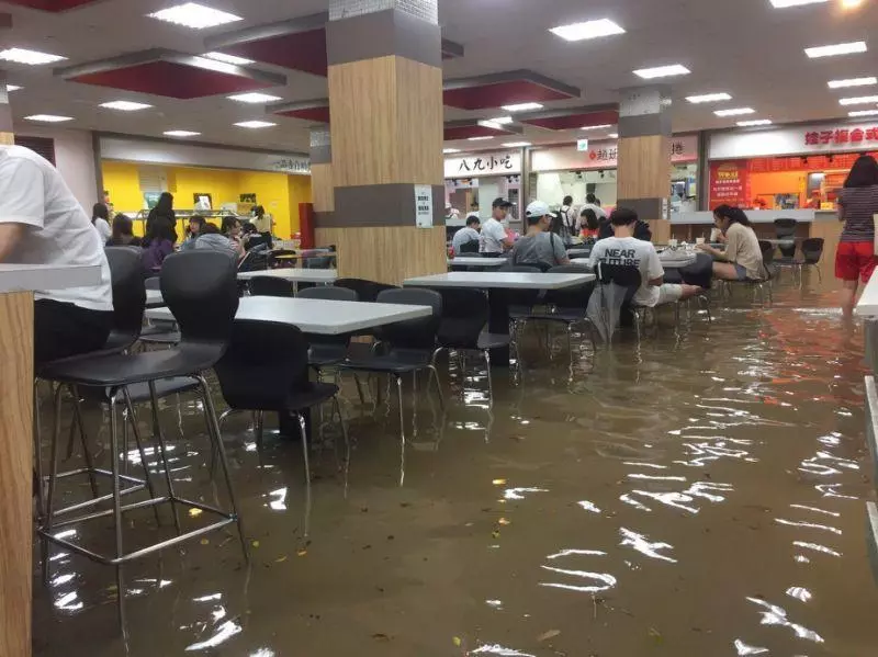 下暴雨輔大淹水!學生坐充氣船「嗨玩急流泛舟」 集體比YA「再打卡六福村」網笑:門票半年5萬