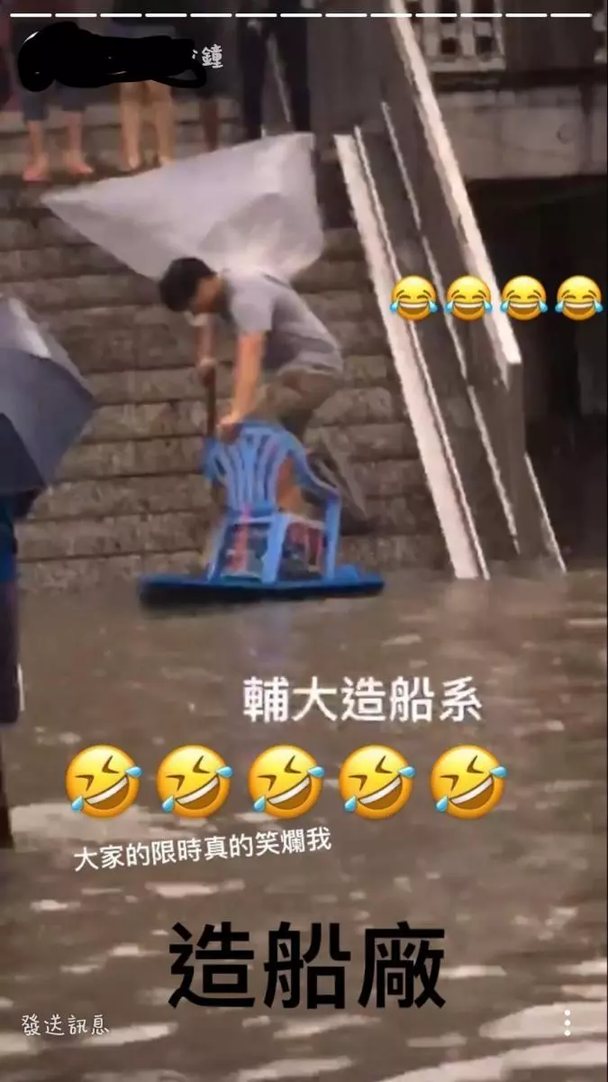 下暴雨輔大淹水!學生坐充氣船「嗨玩急流泛舟」 集體比YA「再打卡六福村」網笑:門票半年5萬