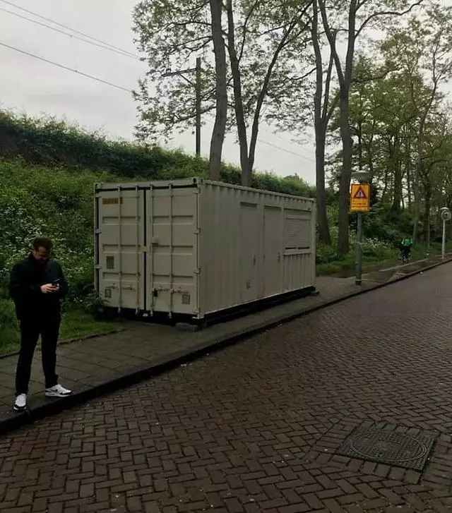 英國小哥去荷蘭玩,發現預訂的Airbnb竟是個貨櫃?!! 大型尷尬現場...