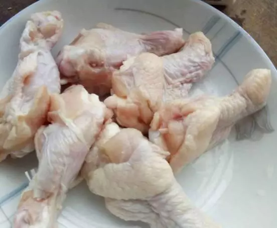 鏟屎官為愛犬更換食譜,以生骨肉喂食後,狗狗身體健康還不拆家