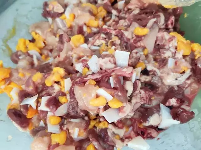 鏟屎官為愛犬更換食譜,以生骨肉喂食後,狗狗身體健康還不拆家