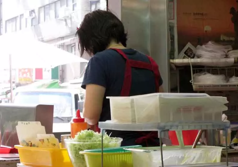 鐵板麵要等15分鐘!常客等5分鐘嗆「欺負老人、現實」揚言抵制 店家聽完笑了:「其實我很感激」
