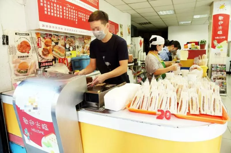 鐵板麵要等15分鐘!常客等5分鐘嗆「欺負老人、現實」揚言抵制 店家聽完笑了:「其實我很感激」