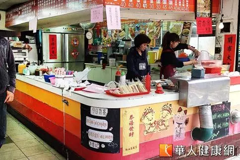 鐵板麵要等15分鐘!常客等5分鐘嗆「欺負老人、現實」揚言抵制 店家聽完笑了:「其實我很感激」