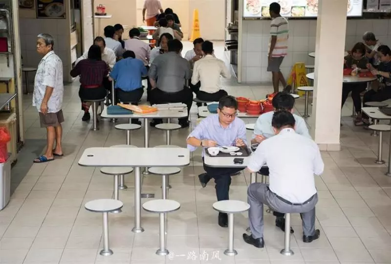 月薪四千多的新加坡人中午吃什麼?高級餐廳人煙稀少,這個小攤前面大排長龍!
