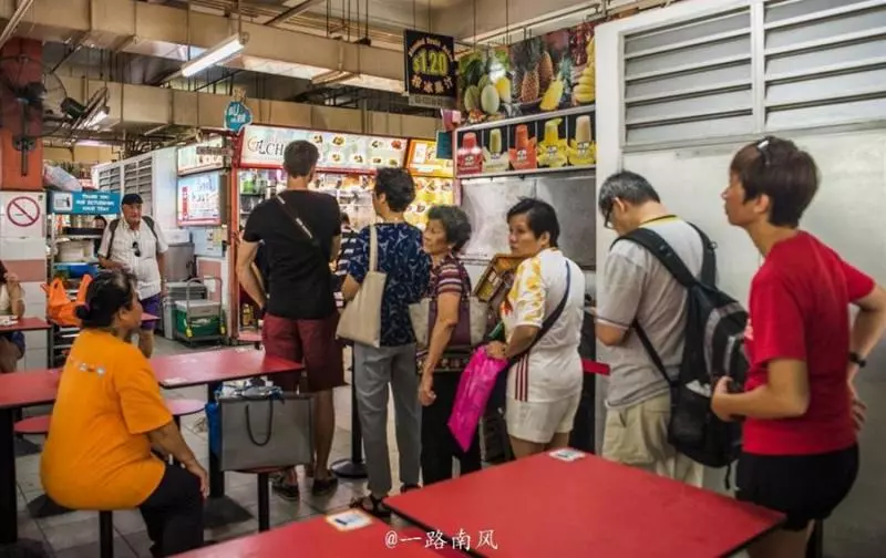 月薪四千多的新加坡人中午吃什麼?高級餐廳人煙稀少,這個小攤前面大排長龍!