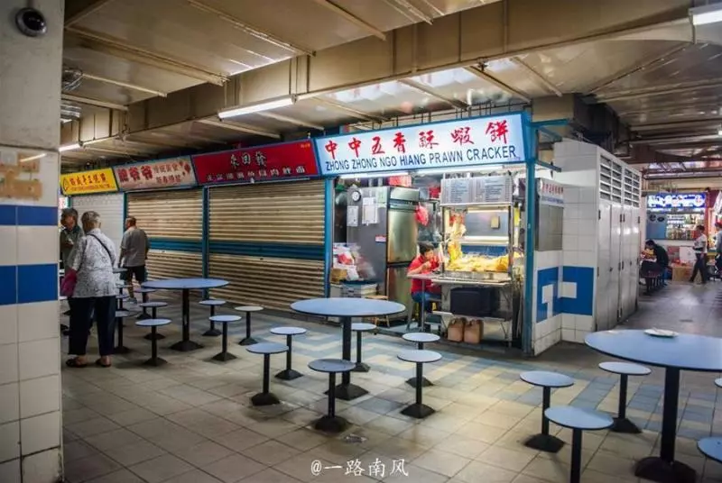 月薪四千多的新加坡人中午吃什麼?高級餐廳人煙稀少,這個小攤前面大排長龍!