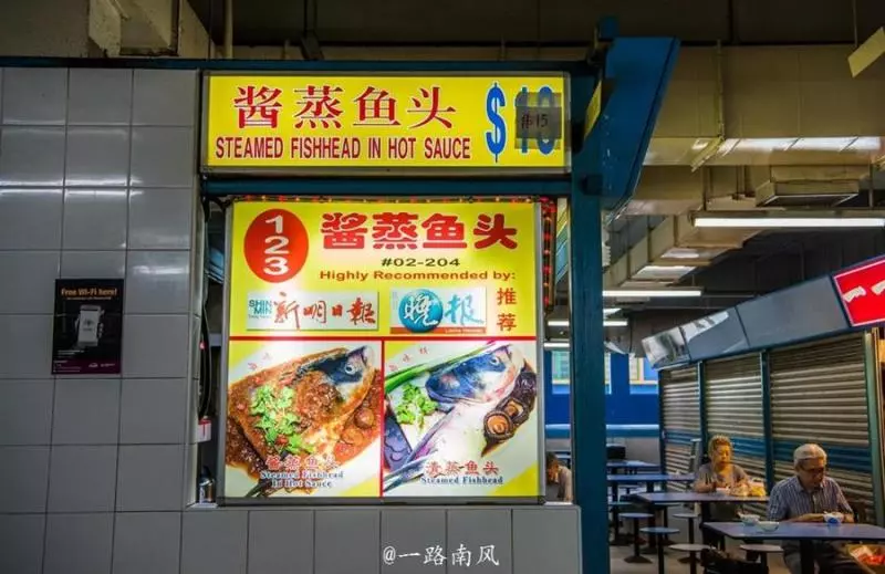 月薪四千多的新加坡人中午吃什麼?高級餐廳人煙稀少,這個小攤前面大排長龍!