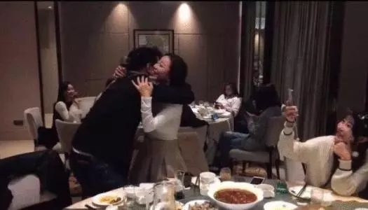 同學聚會一對男女喝多了, 當眾做出不雅舉動, 讓人臉紅!