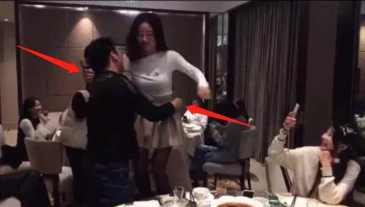 同學聚會一對男女喝多了, 當眾做出不雅舉動, 讓人臉紅!