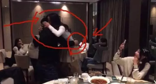 同學聚會一對男女喝多了, 當眾做出不雅舉動, 讓人臉紅!