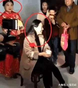 丈母娘比新娘還漂亮, 新郎樂的合不攏嘴, 網友: 你娶的是新娘還是丈母娘?