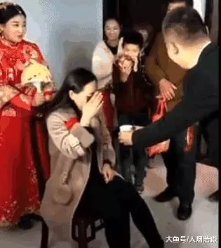 丈母娘比新娘還漂亮, 新郎樂的合不攏嘴, 網友: 你娶的是新娘還是丈母娘?