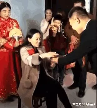 丈母娘比新娘還漂亮, 新郎樂的合不攏嘴, 網友: 你娶的是新娘還是丈母娘?