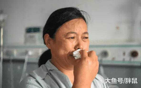 丈夫癱瘓經常尿床, 因妻子嫌棄聘請保姆, 丈夫再也沒有尿床, 看完監控之後驚了!
