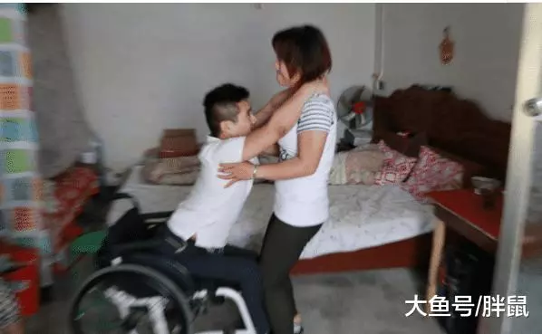 丈夫癱瘓經常尿床, 因妻子嫌棄聘請保姆, 丈夫再也沒有尿床, 看完監控之後驚了!
