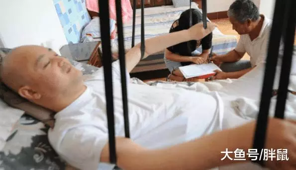 丈夫癱瘓經常尿床, 因妻子嫌棄聘請保姆, 丈夫再也沒有尿床, 看完監控之後驚了!