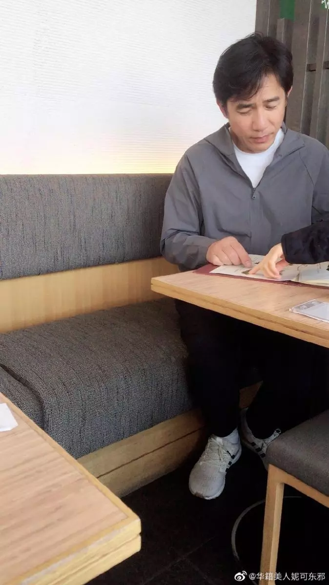 (她去喝茶驚見)「對面坐梁朝偉」假裝自拍合照!下秒被發現「更大驚喜在對面」網嗨翻:太幸運!