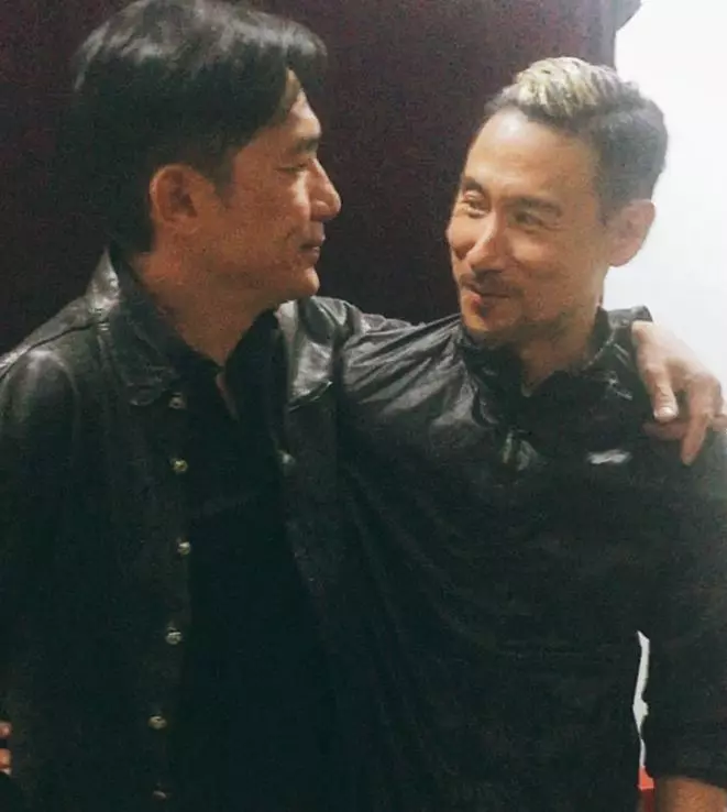 (她去喝茶驚見)「對面坐梁朝偉」假裝自拍合照!下秒被發現「更大驚喜在對面」網嗨翻:太幸運!