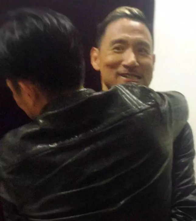 (她去喝茶驚見)「對面坐梁朝偉」假裝自拍合照!下秒被發現「更大驚喜在對面」網嗨翻:太幸運!