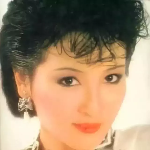 狄波拉是謝霆鋒的母親,28歲嫁浪子!以淚洗面決心離婚…如今67歲帶著現任「與前夫喝茶」:餘生做回自己。