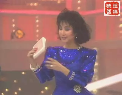狄波拉是謝霆鋒的母親,28歲嫁浪子!以淚洗面決心離婚…如今67歲帶著現任「與前夫喝茶」:餘生做回自己。