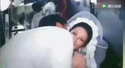 狄波拉是謝霆鋒的母親,28歲嫁浪子!以淚洗面決心離婚…如今67歲帶著現任「與前夫喝茶」:餘生做回自己。
