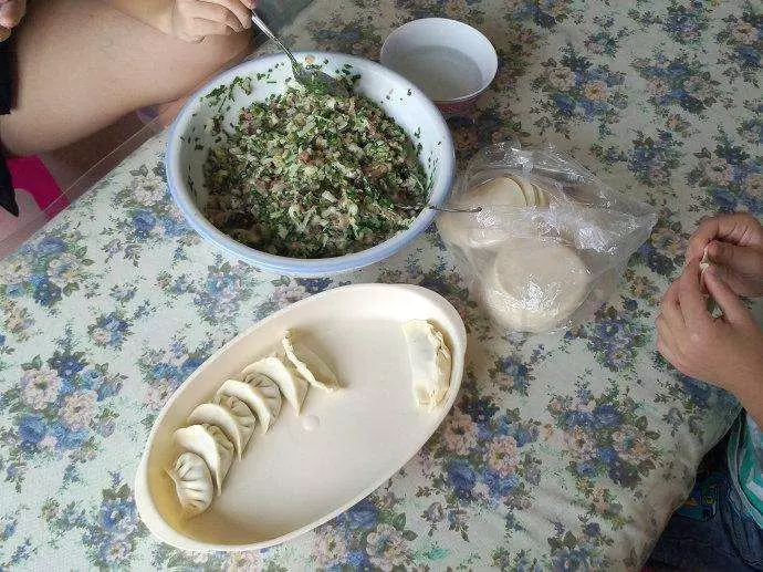 老婦人為包餃子,偷割鄰居家韭菜,孫子中毒要求索賠50萬!鄰居無奈:這不是韭菜!