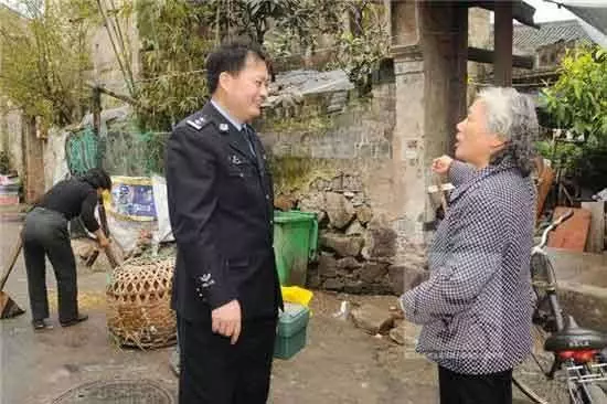 老婦人為包餃子,偷割鄰居家韭菜,孫子中毒要求索賠50萬!鄰居無奈:這不是韭菜!