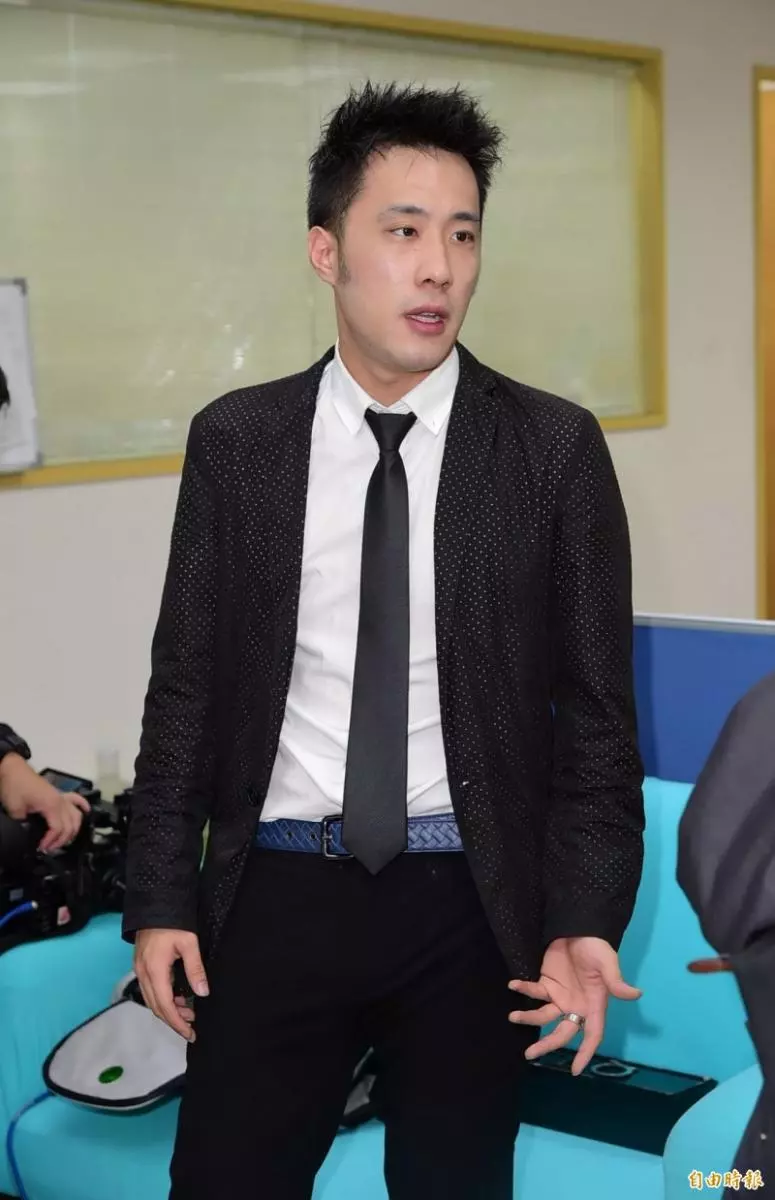 整個家族被咒!余祥銓揭「祖墳被綁紅線」法師也沒法度 余天見狀「立刻下跪」:我絕不報仇...
