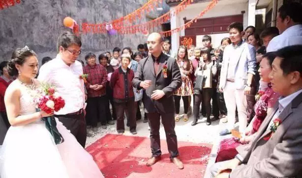 老婆超級傲嬌,上門女婿不敢接家中病母,最後結局讓他紅了眼框!