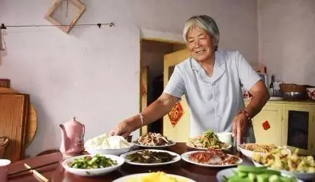 老婆超級傲嬌,上門女婿不敢接家中病母,最後結局讓他紅了眼框!