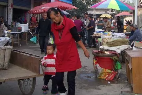 男子為了孩子找前妻復婚,進屋看到掛在牆上的婚紗照,男子呆住了