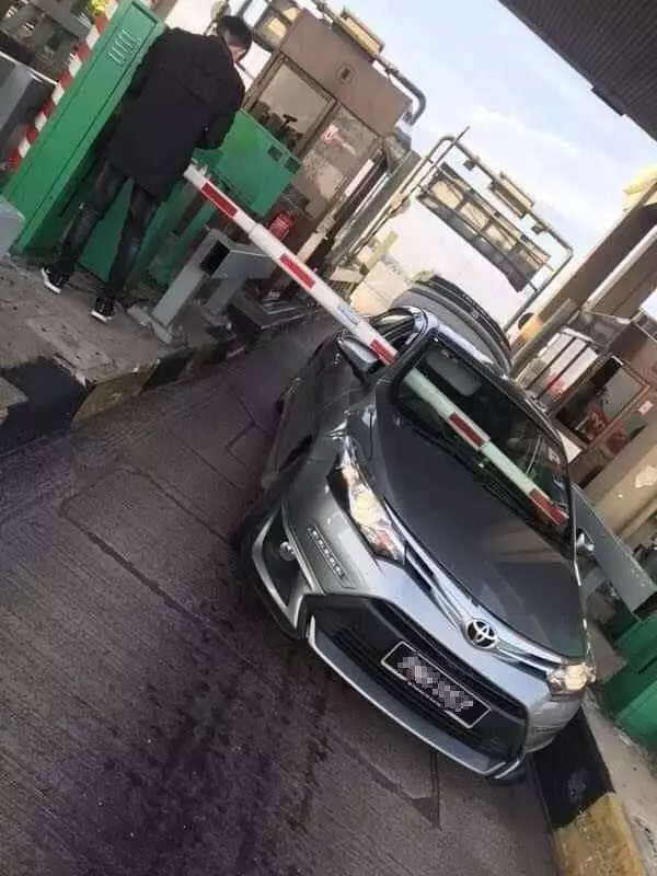 堪稱大馬靈異事件!收費站欄杆竟然穿窗而過插進車裡,網友百思不得其解