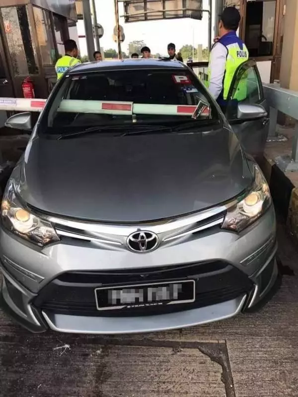 堪稱大馬靈異事件!收費站欄杆竟然穿窗而過插進車裡,網友百思不得其解